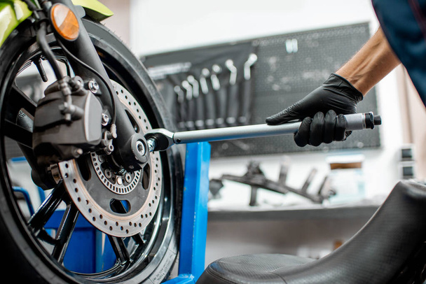 Reparación de motocicletas en el taller
 - Foto, Imagen