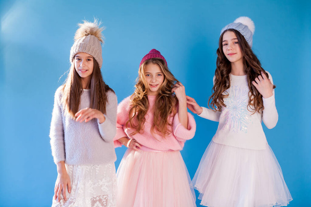 Três belas namoradas de menina na moda em um chapéu neve de inverno fria
 - Foto, Imagem