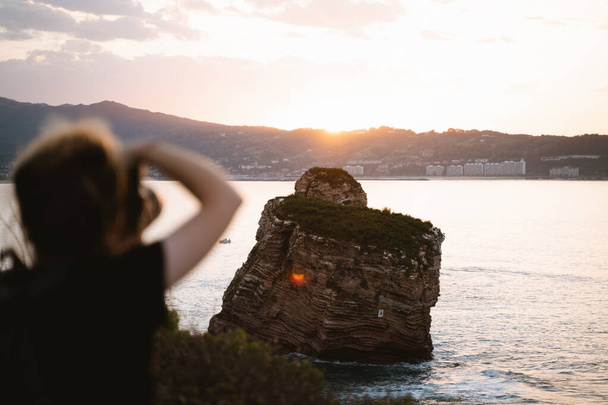 Menina fotógrafa tirando fotos das formações rochosas na costa
 - Foto, Imagem