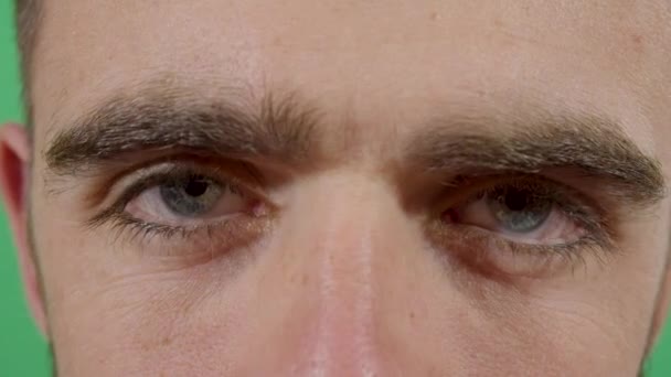 Hombre adulto con ojos somnolientos
 - Metraje, vídeo