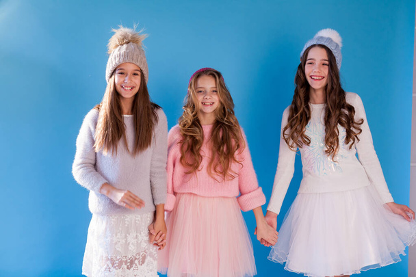 Три красивые модные девушки девушки в шляпе холодный зимний снег
 - Фото, изображение