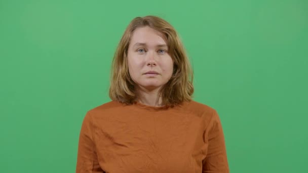Ruce zakrývající tvář ženy - Záběry, video