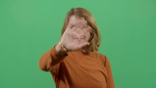 Nő szalutál a néző - Felvétel, videó