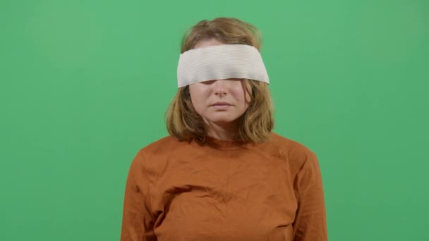 Женщина снимает повязку на глаза
 - Кадры, видео