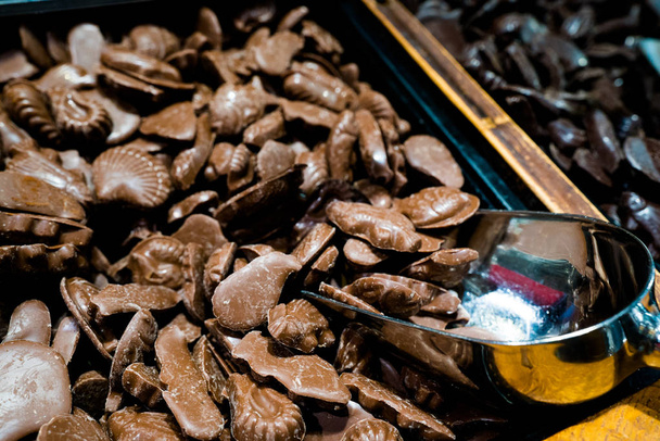 pedaços saborosos e pedaços de chocolate de leite orgânico de perto
 - Foto, Imagem