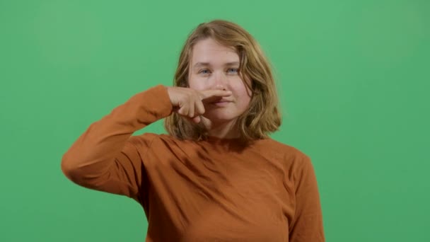 Frau macht Schnurrbart mit dem Finger - Filmmaterial, Video
