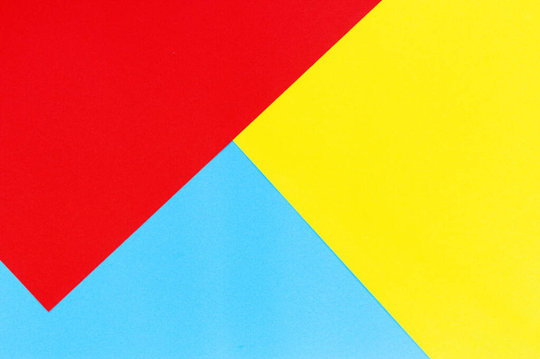 Renk kağıtları geometri düz kompozisyon arka plan sarı kırmızı ve mavi tonlar - Fotoğraf, Görsel