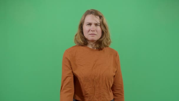 Γυναίκα διαμαρτύρεται με σφιχτή γροθιά - Πλάνα, βίντεο