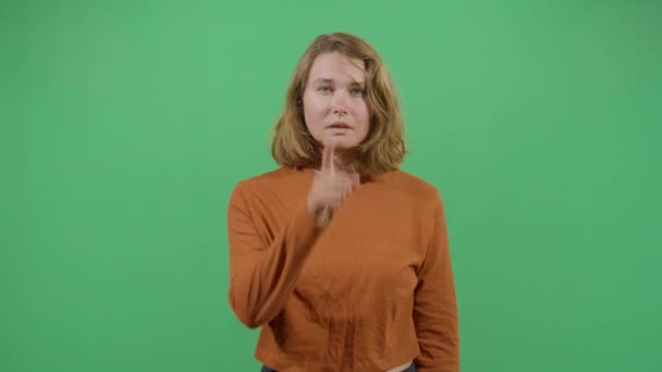 Femme demandant à se taire
 - Séquence, vidéo