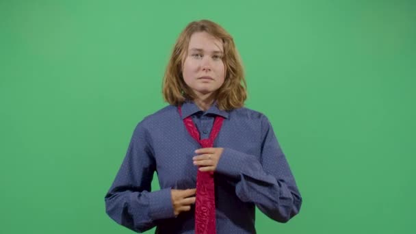 Nő rögzíti a nyakkendőt - Felvétel, videó