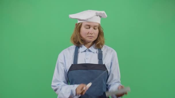 Žena kuchař broušení nůž - Záběry, video