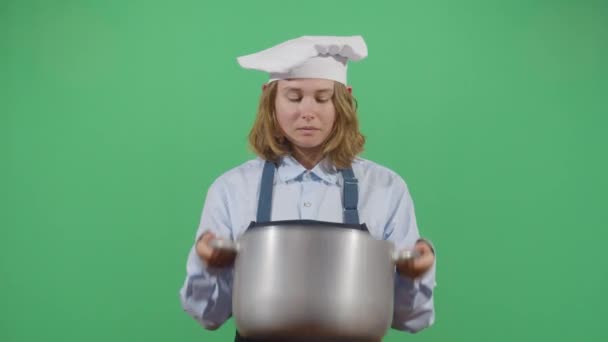 Zabawna kobieta szef kuchni z garnkiem - Materiał filmowy, wideo
