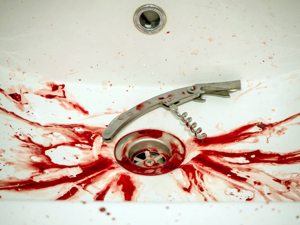 Blutendes Blut im Badezimmer - Foto, Bild