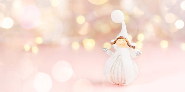 Nahaufnahme von winzigen hübschen Engelskleidern in weißem Wintertuch - Foto, Bild