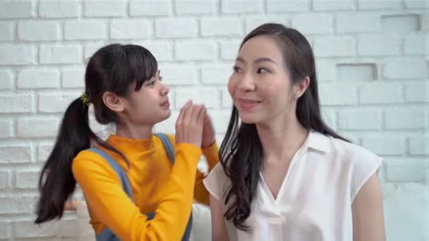 Famiglia concept video, adolescente figlia sussurra a sua madre
 - Filmati, video
