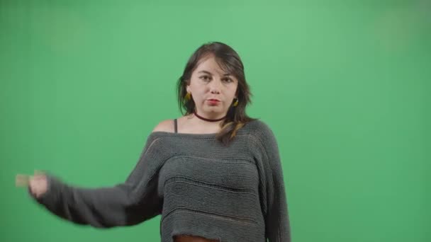 Mujer agresiva cerrando el espectador
 - Metraje, vídeo