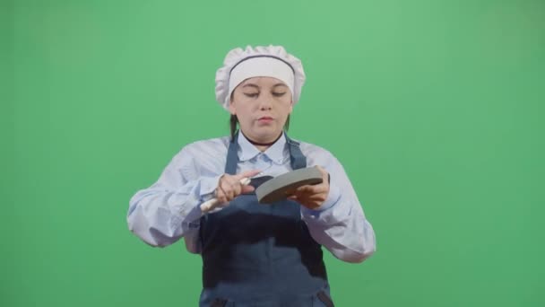 Femme Chef Aiguisage Un couteau
 - Séquence, vidéo