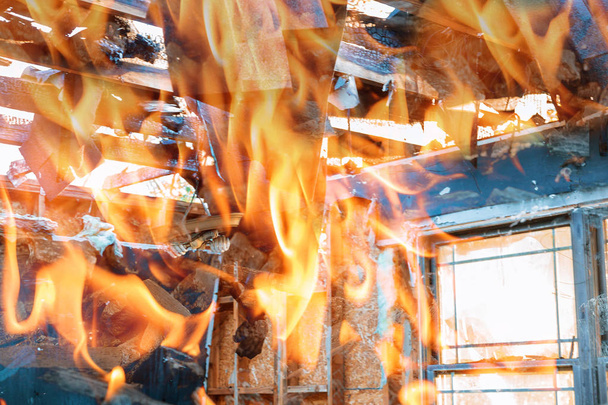 Casa vigile del fuoco aumento dalla casa in fiamme
 - Foto, immagini