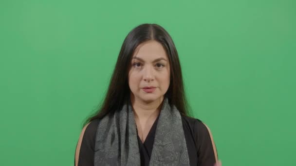 Egy nő arcát eltakaró kezek - Felvétel, videó