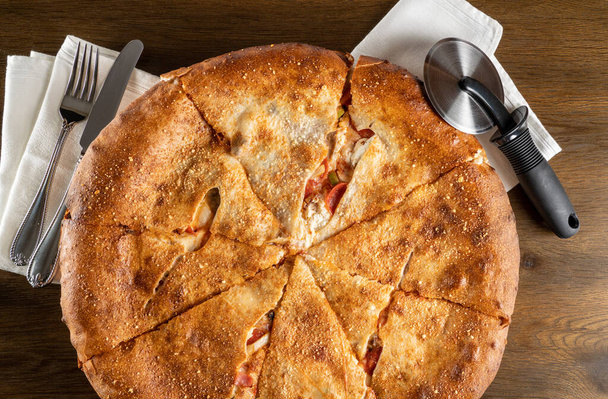 Doppia crosta grande specialità Chicago pizza su tavolo di legno con tovaglioli
 - Foto, immagini