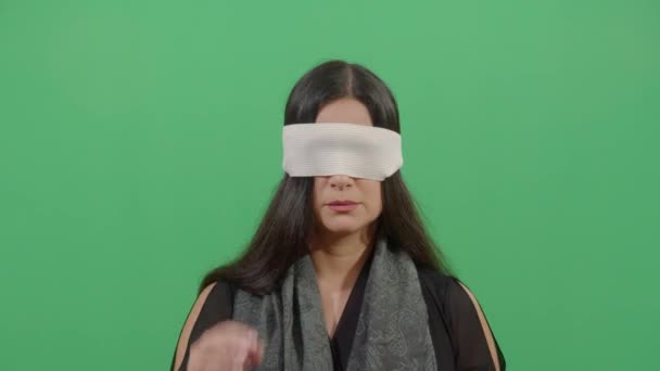 Kobieta zdejmująca opaskę na oczy - Materiał filmowy, wideo