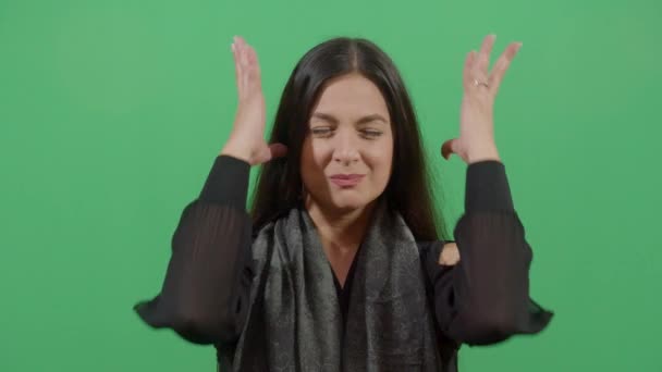 Menschliche Geste nervöses Ziehen an den Haaren - Filmmaterial, Video