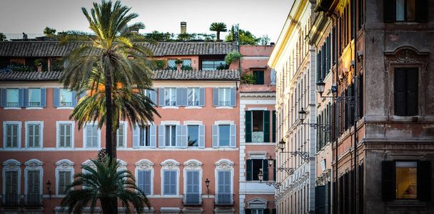 közeli kilátás nyílik Róma történelmi utcáira - Fotó, kép