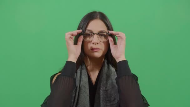 Kobieta zdejmująca okulary - Materiał filmowy, wideo