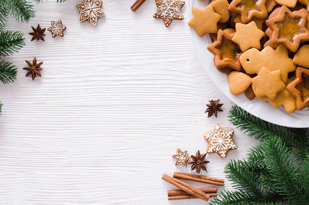 Кулинарный фон со свежеиспеченным рождественским хлебом, пряностями и веточками фира. Копирование пространства - Фото, изображение