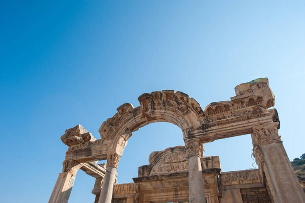 Ruinen der antiken Stadt Ephesus, der antiken griechischen Stadt in der Türkei, an einem schönen Sommertag - Foto, Bild