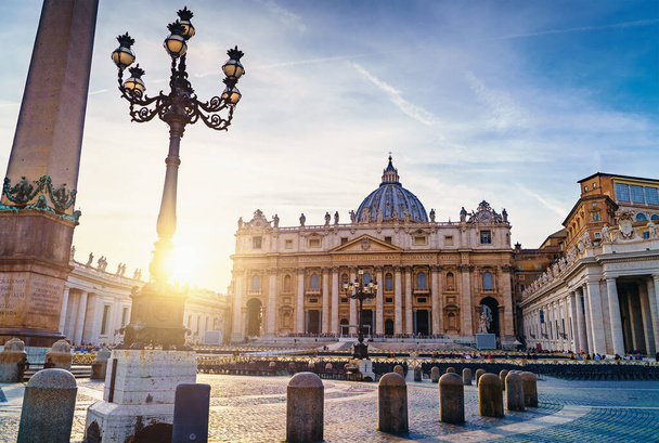 Bazilika sv. Petra ve Vatikánu nebo bazilika Papale di San Pietro ve Vaticanu v Římě, Itálie při západu slunce v teplém podzimním večeru - Fotografie, Obrázek