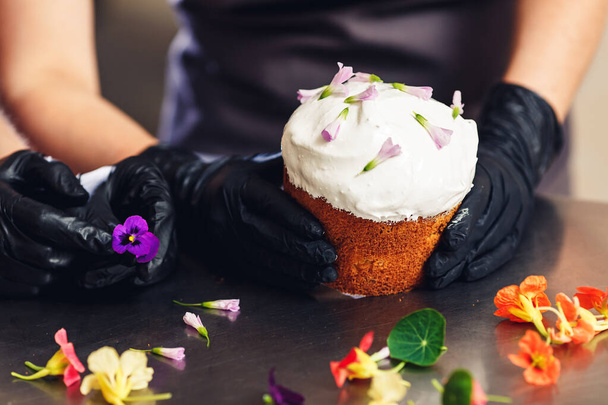 Confeiteiro decora bolo de Páscoa com flores delicadas
. - Foto, Imagem