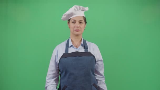 Kobieta szef kuchni z problemem higieny - Materiał filmowy, wideo