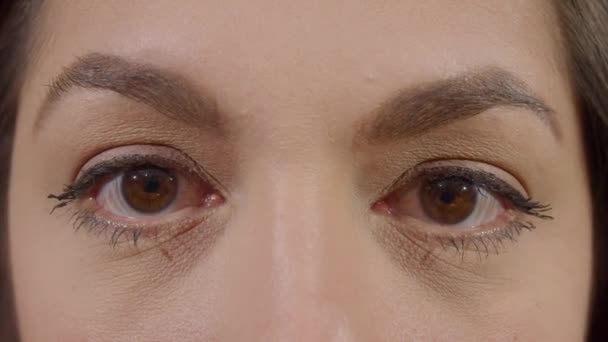 Žena obrací oči v sloup - Záběry, video