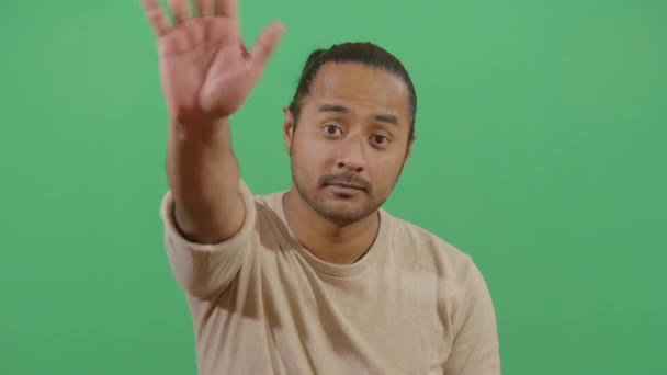 Hombre adulto saludando al espectador
 - Metraje, vídeo