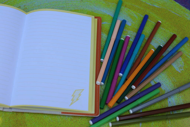 φόντο σημειωματάριο για σημειώσεις και στυλό τσόχινο-άκρη ελεύθερο χώρο - Φωτογραφία, εικόνα