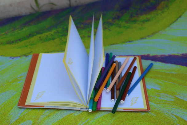 achtergrond notebook voor notities en viltstiften vrije ruimte - Foto, afbeelding