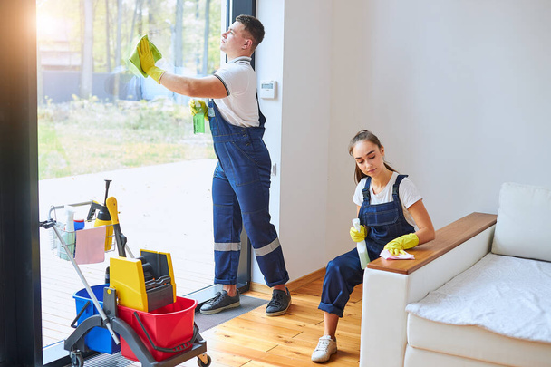 Take pleasure from team work while cleaning house - Zdjęcie, obraz