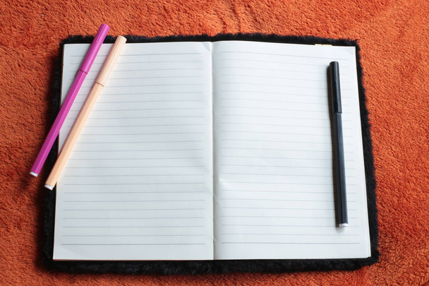 háttér notebook jegyzetek és filctollak szabad hely - Fotó, kép