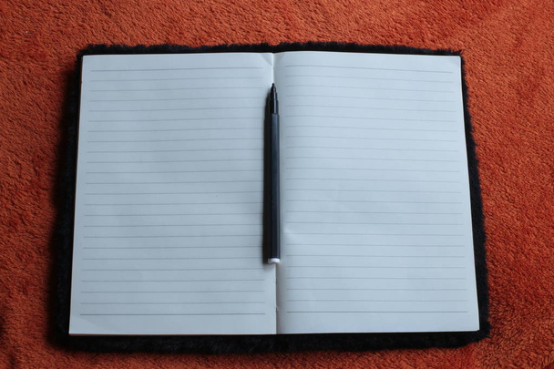 caderno de fundo para notas e canetas de feltro espaço livre
 - Foto, Imagem