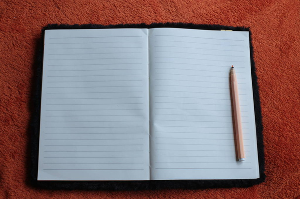 cuaderno de fondo para notas y rotuladores espacio libre
 - Foto, imagen