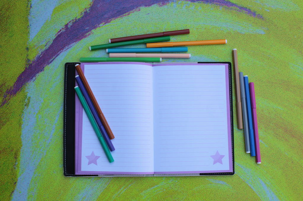 caderno de fundo para notas e canetas de feltro espaço livre
 - Foto, Imagem