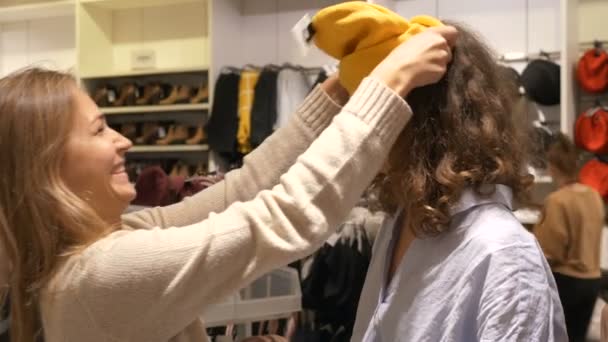 Two best friends fool around in a clothing store - Footage, Video