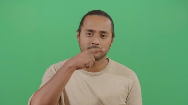 Felnőtt férfi csinál bajuszt az ujjával - Felvétel, videó
