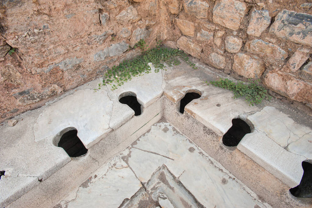 Toalety starego typu w starożytnym mieście Efez, Aydin, Turcja - Zdjęcie, obraz