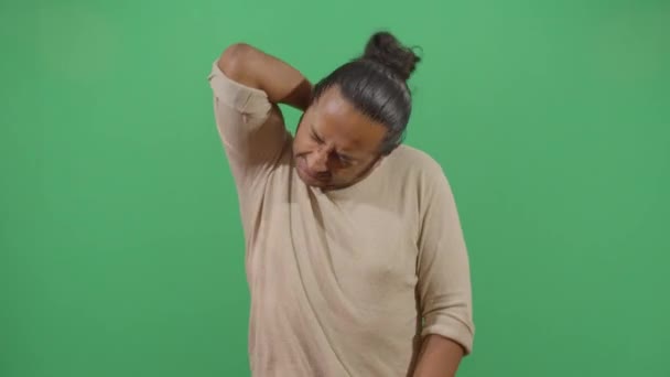 Viszkető hátvakarás egy felnőtt férfi által - Felvétel, videó