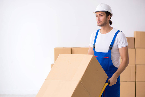Young male professional mover doing home relocation - Foto, Imagem