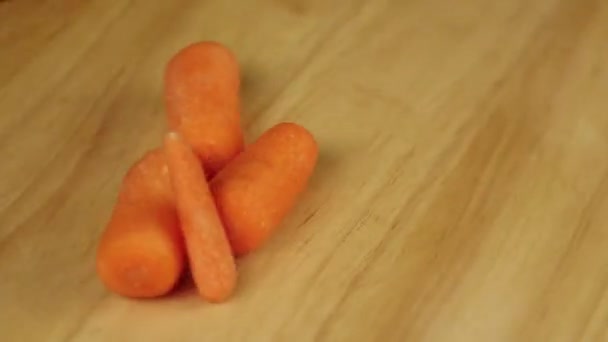 dużo małych marchewek obraca się o 360 stopni - Materiał filmowy, wideo