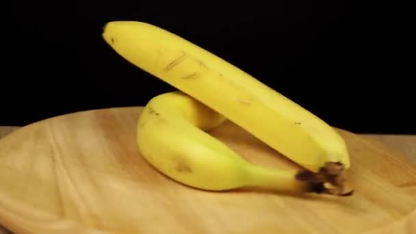 2 банана вращаются на 360 градусов на деревянном подставке
 - Кадры, видео