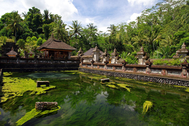 Tirta Empul chrám, Pura Tirta Empul, hinduistický Balijský vodní chrám, Tampaksiring, Bali, Indonésie  - Fotografie, Obrázek